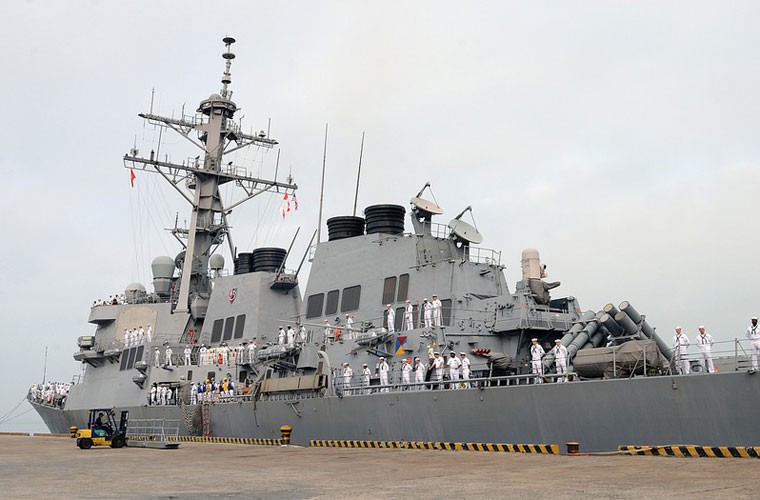 Sáng 7/4, tàu khu trục lớp Arleigh Burke mang tên USS John S.McCain (DDG 56) và tàu cứu kéo USNS Safeguard (T-ARS-50) cùng 400 nhân viên dân - quân sự đã cập cảng Tiên Sa, Đà Nẵng bắt đầu chuyến thăm chính thức Việt Nam. Trong ảnh là tàu khu trục McCain neo đậu tại cảng Tiên Sa.